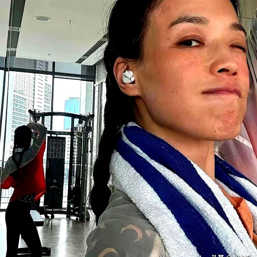 内娱的女明星，好像都怕卸了妆见人。舒淇直接把健身房怼脸自拍甩了出来，50岁，