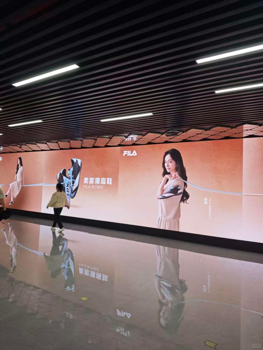 杨幂fila又有新图了！这次武汉的地铁地广先铺上了！好漂亮杨幂fila名誉