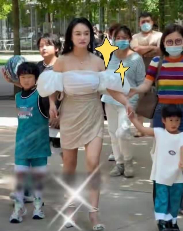 冉莹颖出席孩子校园亲子活动，跳出场景适配的基本准则，紧身设计、大面积露肤、修身开