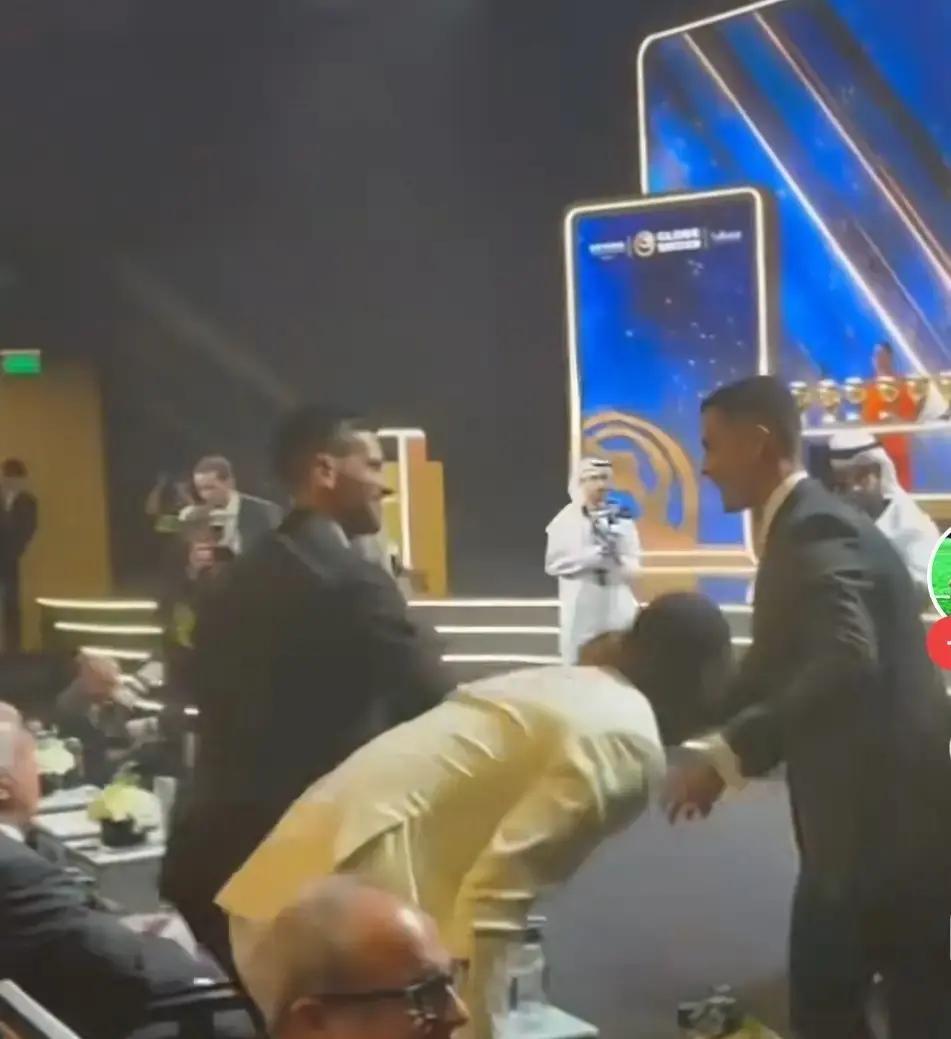 39岁C罗仍霸榜，16岁亚马尔被吹过头了？环球奖现场，博格巴、登贝莱齐刷刷