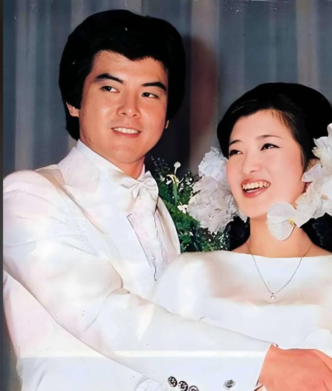 别再吹山口百惠的神仙爱情了！背后的苦，比你想的多10倍！1974年山口百惠与三