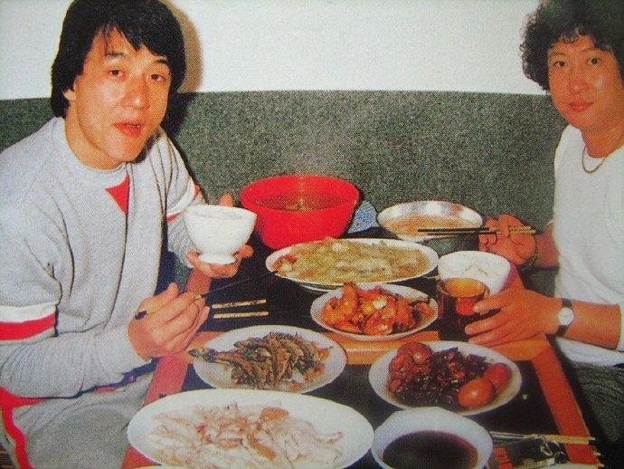 1984年，成龙和洪金宝在西班牙拍电影《快餐车》，师兄弟俩在巴塞罗那，剧组吃工作