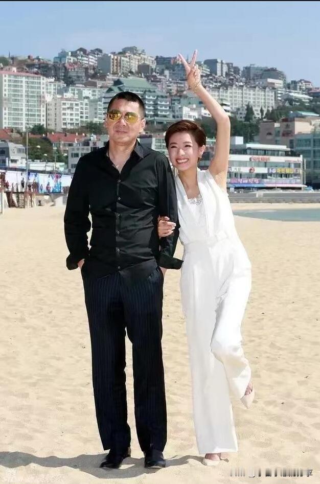 陈建斌是属于年轻时候显老，但老了还是那么年轻。旁边搂着他胳膊的这一位美女是谁，你