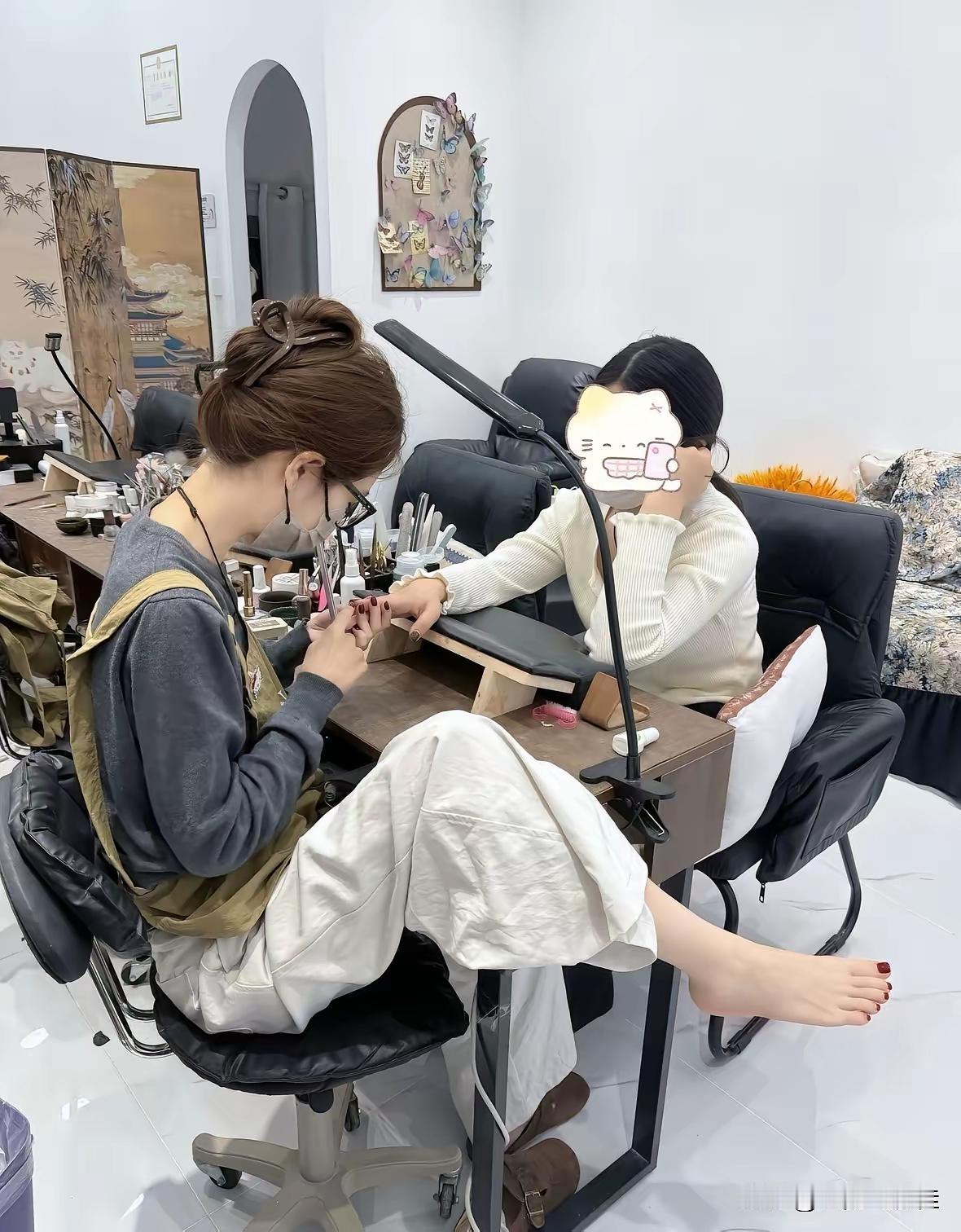 做美甲要认真点——美甲师。你不是美足师………[捂脸哭]