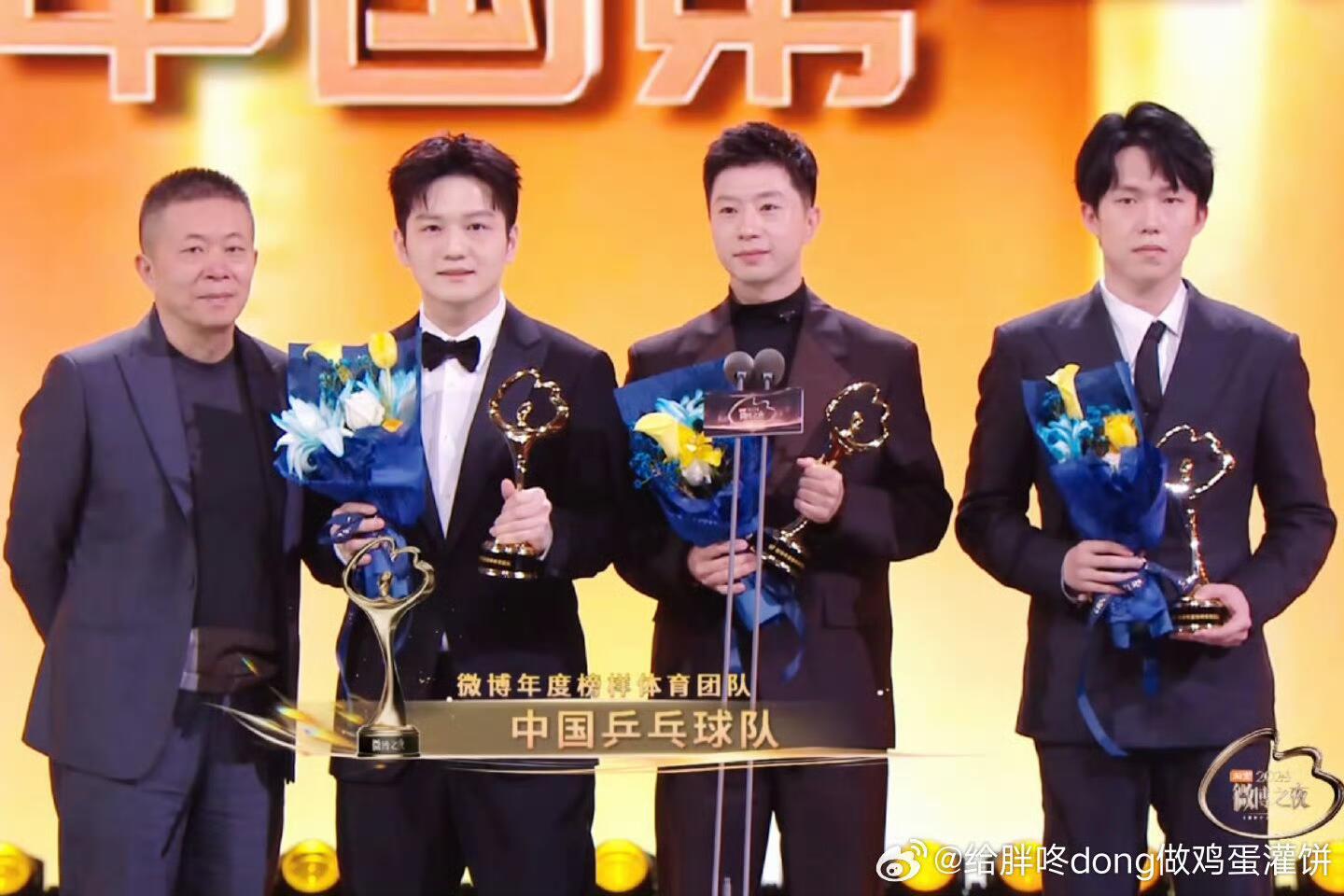 绝对的功勋颜值，人群中太突出了樊振东