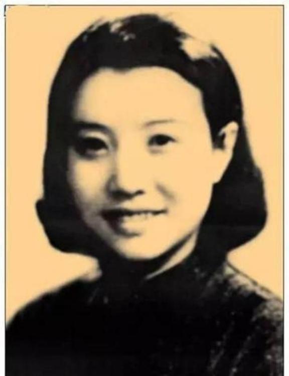 1912年洞房之夜，郭沫若见发妻太丑，拒绝同房。就在他转身要走时，发妻拉住他苦苦