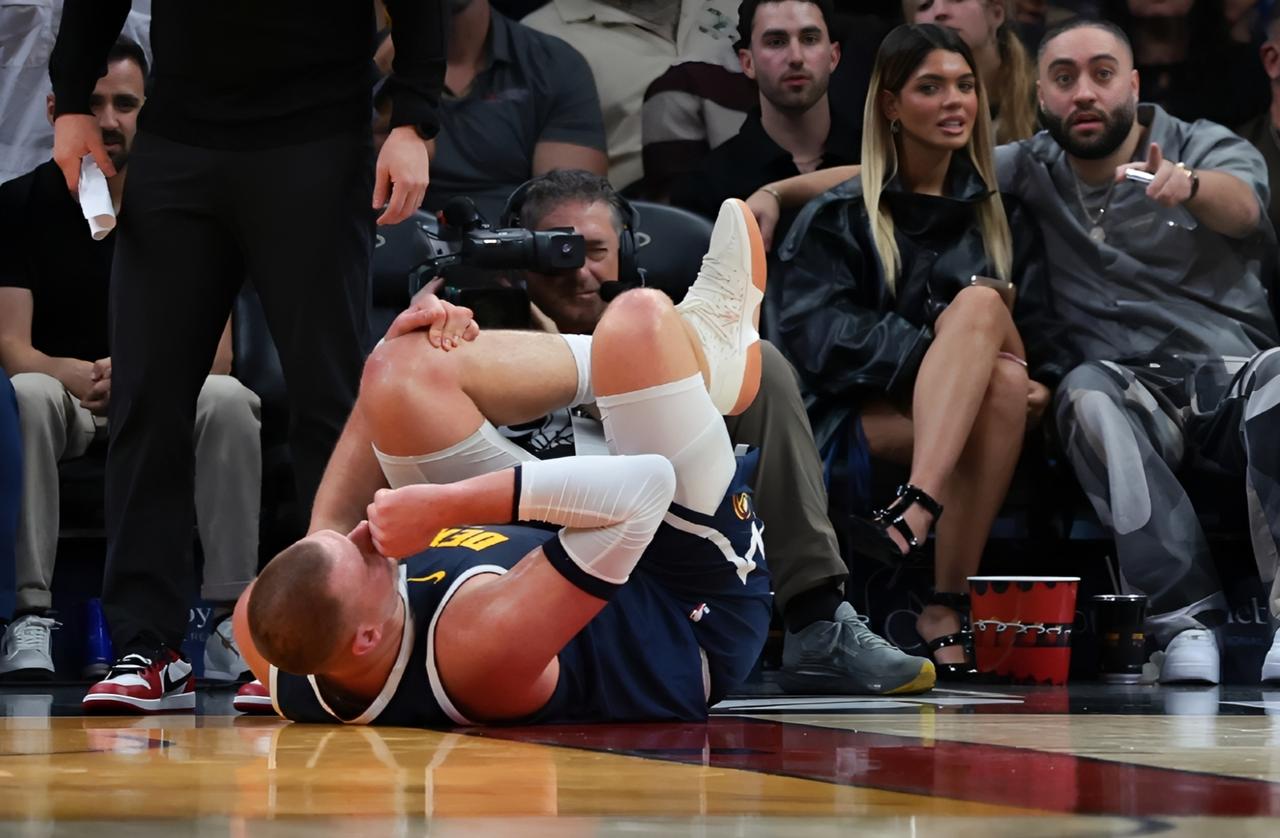 掘金内部消息:约老师膝盖无结构性损伤，预计休战2-3周约基奇在与热火的比赛当