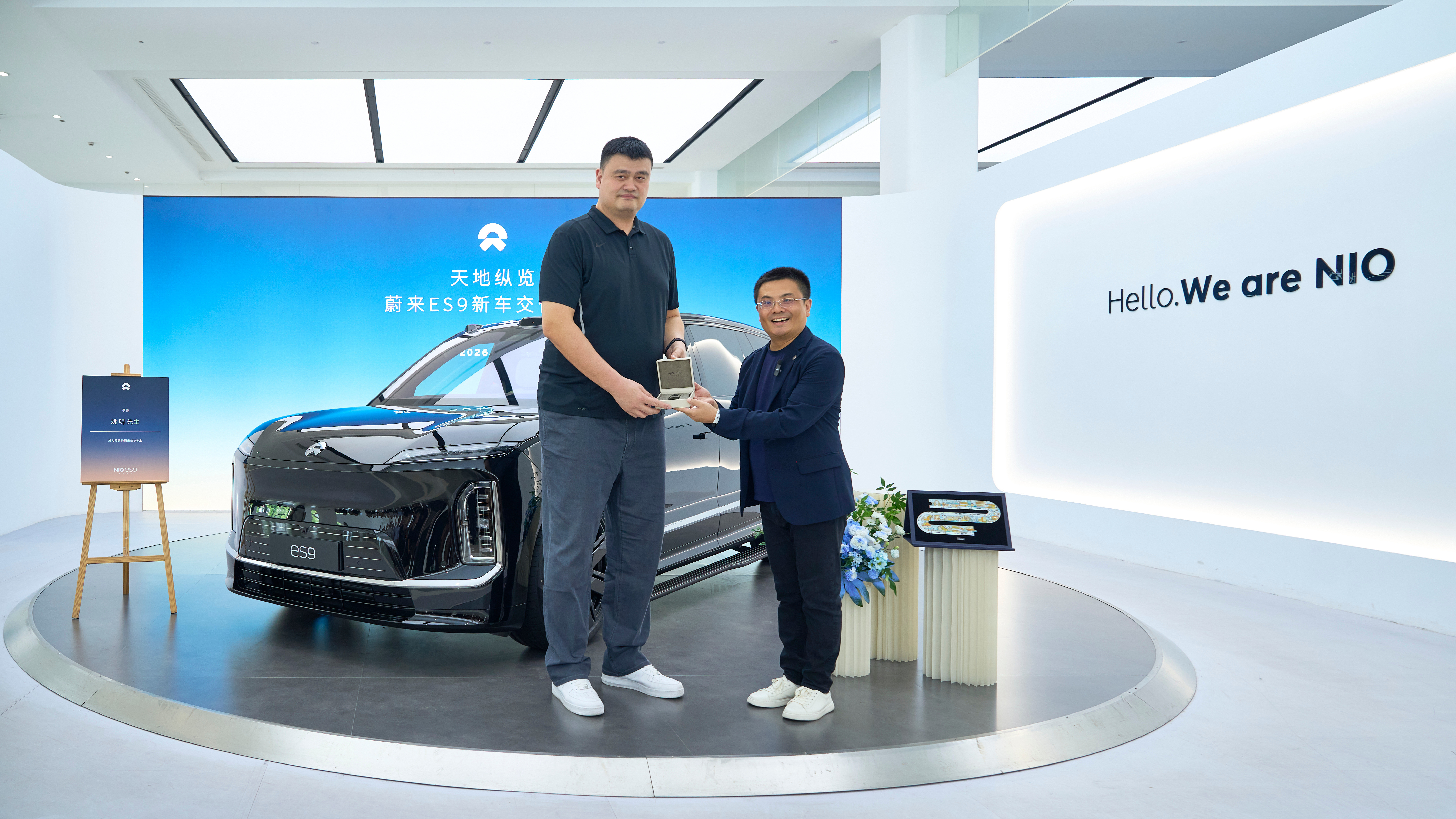姚明的蔚来ES9提车了一起加电