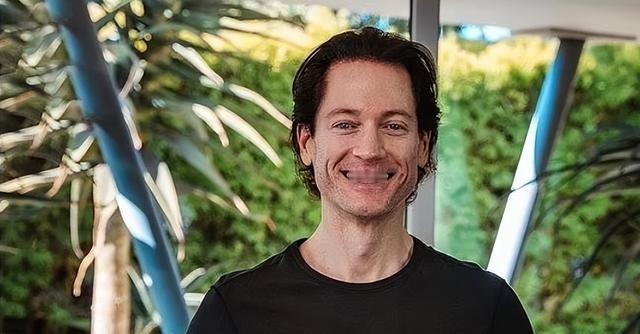 狂砸10亿，跟儿子“换血”的美国富豪，成为世界首位返老还童的人 。在美国硅谷