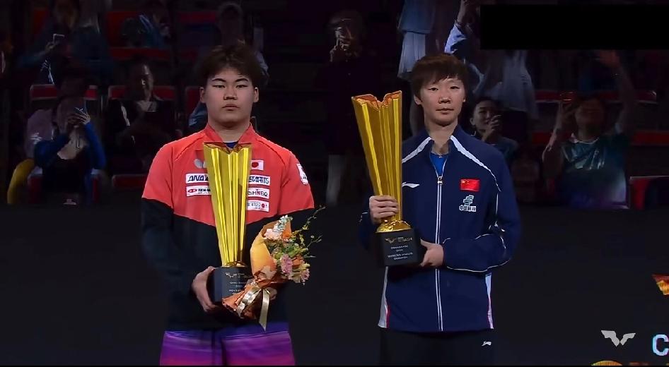 王曼昱是一点也没惯着松岛辉空呀！在最后男女单冠军合影的时候！松岛辉空还是一如