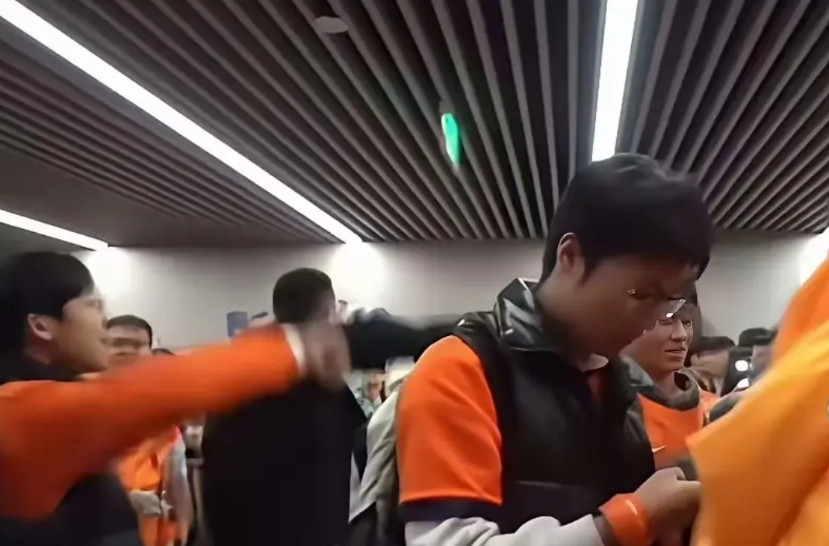 青岛海牛的部分球迷还是醒醒吧以他们的表现真的不配留在中超这不海牛刚刚基本保级