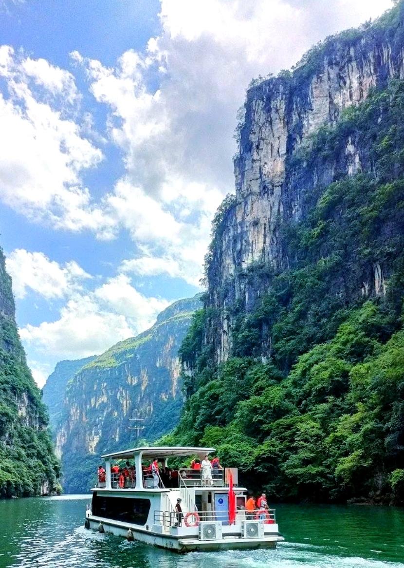 。千米绝壁如刀削斧劈，80公里峡谷藏尽喀斯特雄奇。碧绿江水蜿蜒如带，穿绕峰丛、