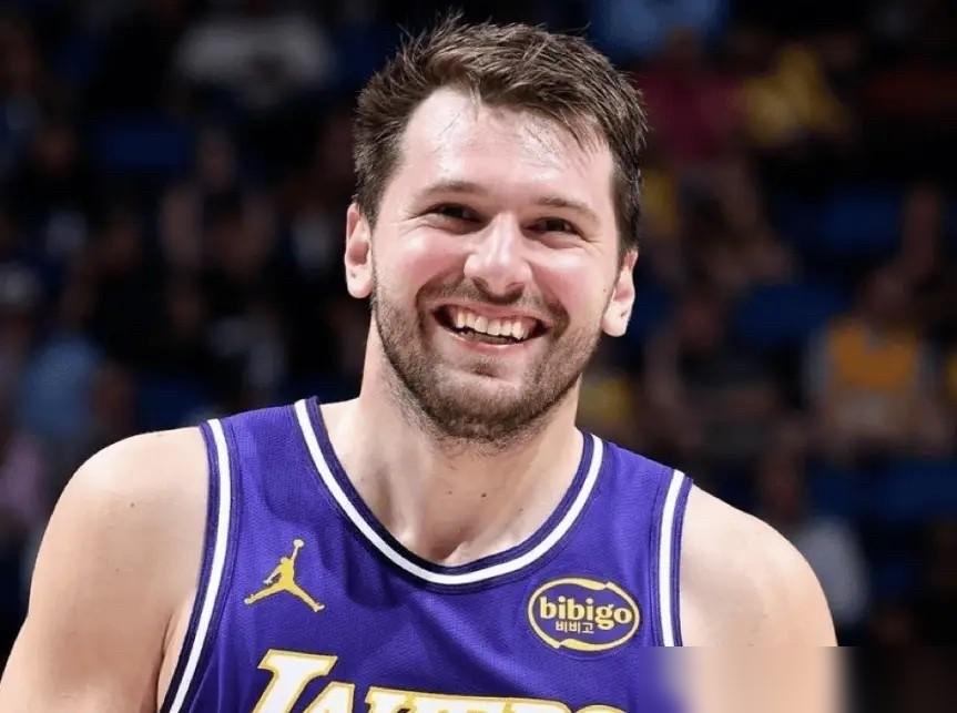 别被感动。东契奇左腿二级拉伤，他去欧洲，不是找神医，是给湖人续命。二级腘绳肌