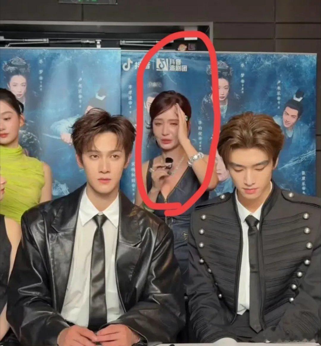 张萌icon哭也没用不是黄杨佃甜和赵丽颖icon没法比，而是黄杨佃甜像个高中生，