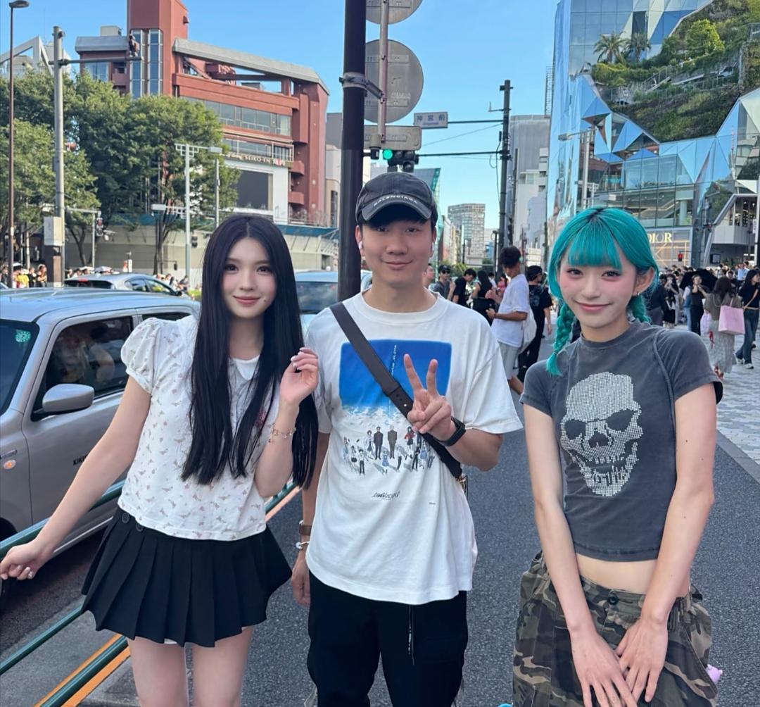 林俊杰在日本东京逛街，他的穿衣打扮太时尚了，皮肤好白，身上还有少年感，状态超好！