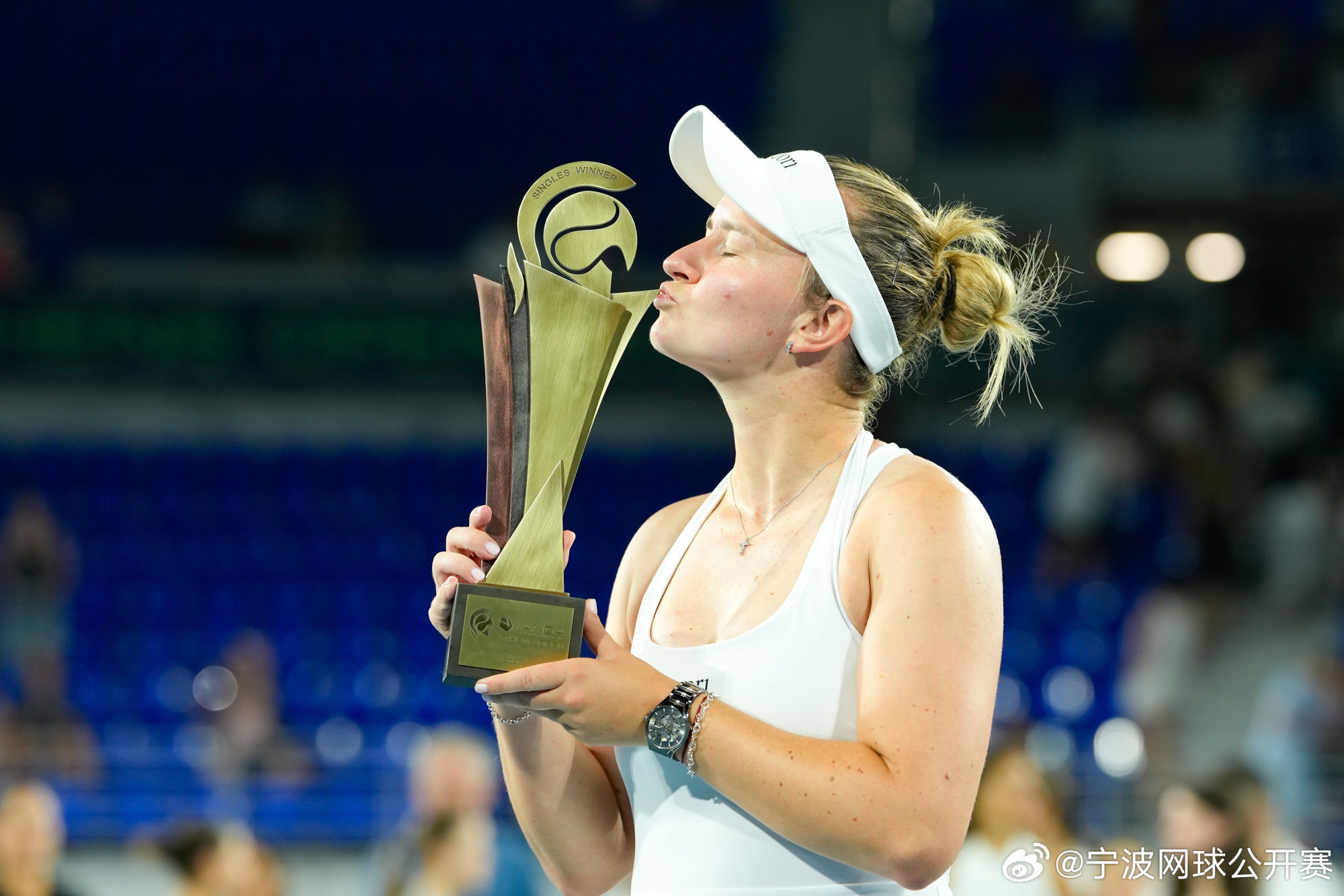 克雷吉茨科娃WTA250雅典站捧杯WTA250雅典站决赛，3号种子克雷吉茨科娃克