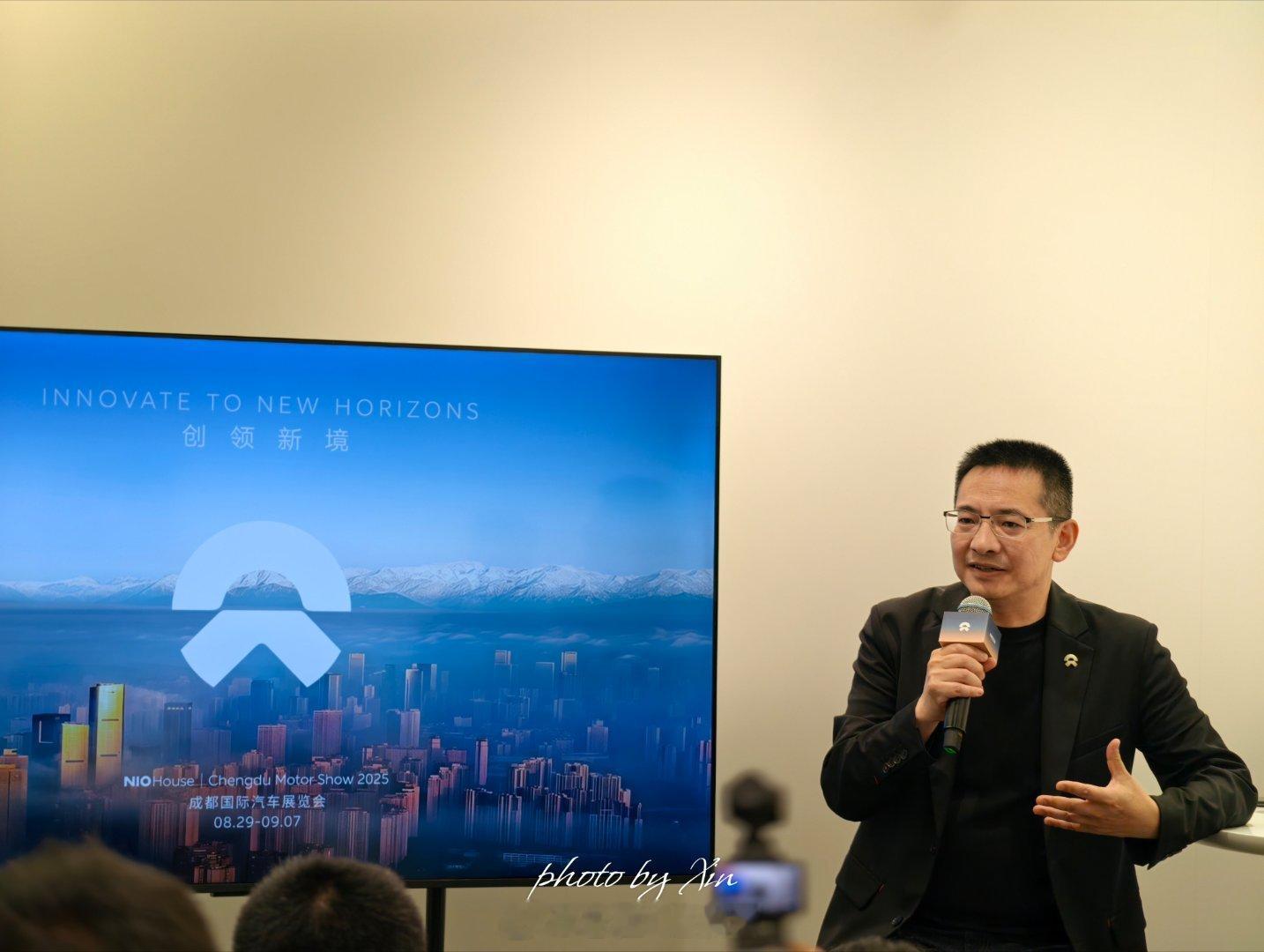 力洪：我们自己没有拿全新ES8去和别的产品进行深度比对，我们主要是希望可以转变燃