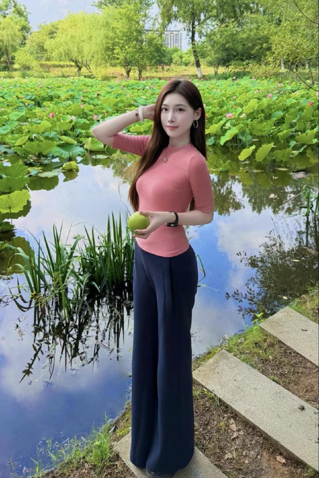 今日街拍，美女的身材太好了吧[爱心]