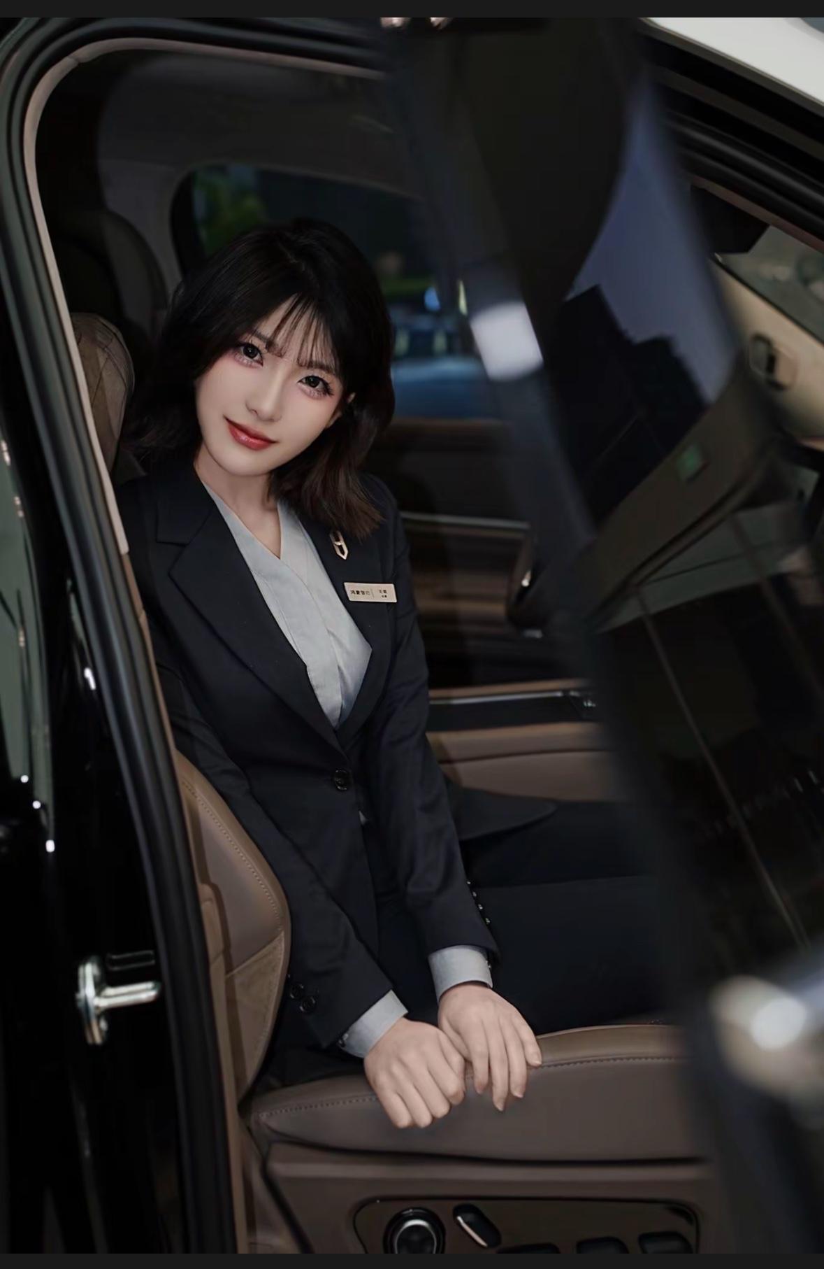 登上春晚的大六座旗舰车问界M9，都抢疯了！上市至今连续12个月蝉联50万元以上豪