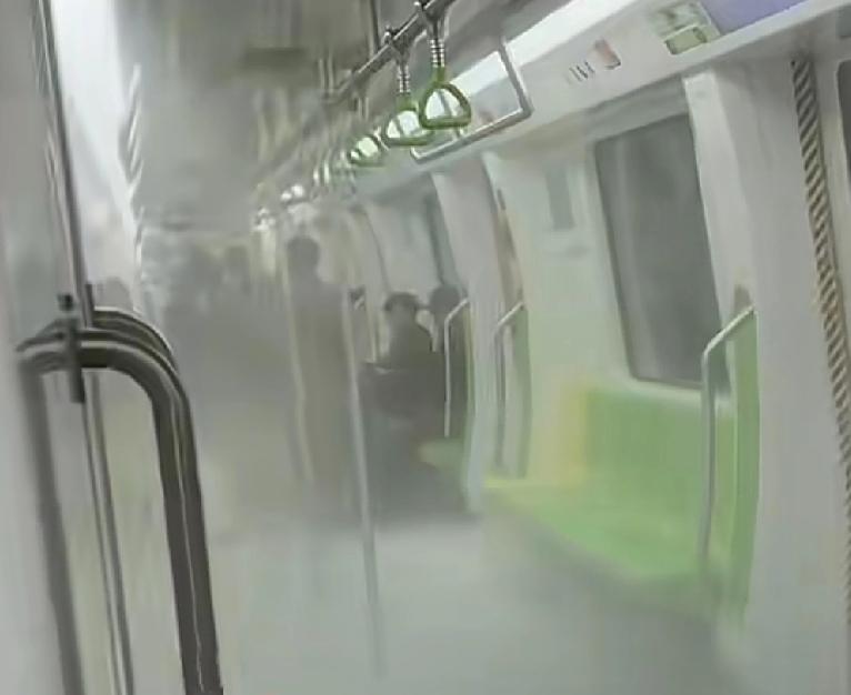 还好是有惊无险的一趟地铁贵阳地铁1号线车厢内挤满了上下班的人，可是有人惊呼从远