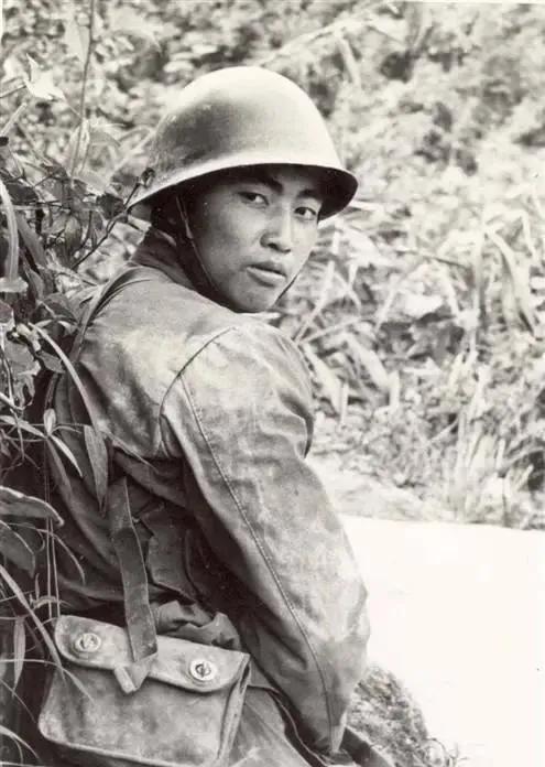 1984年，老山战斗中，新兵张忠顺与大部队走散，却一点不慌张，他暗道：“政委说抓