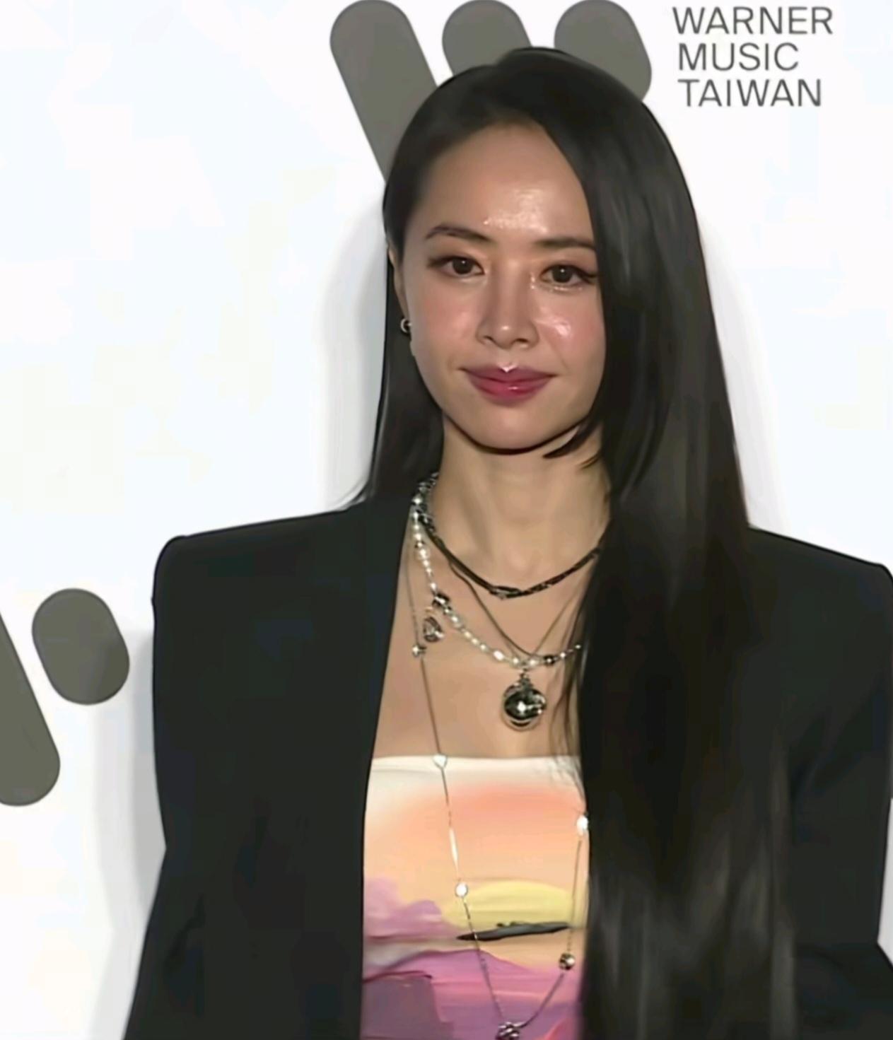 看到金曲奖后台无滤镜生图，不禁感慨46岁的蔡依林状态依旧绝佳啊！2026年6