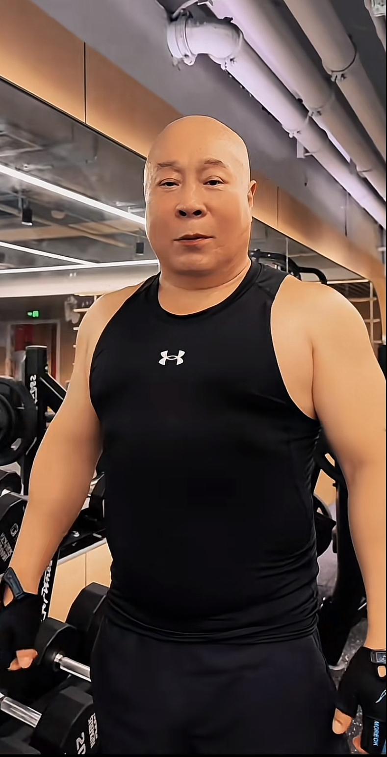 北京宝哥，资深实业老板，本名李宝敏，是土生土长的地道北京人。资深实业老板，早年依