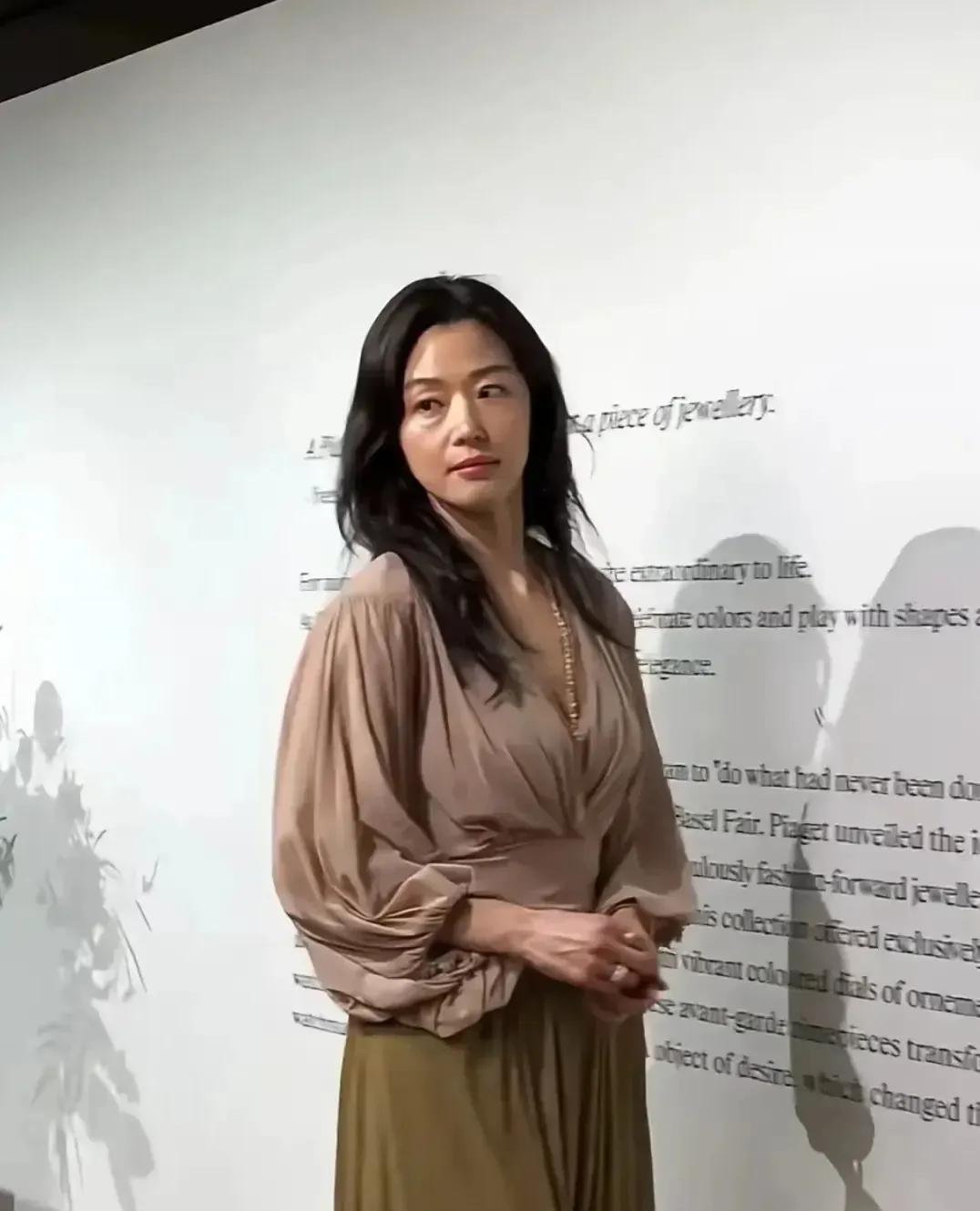 全智贤那么美，怎么变今天这样了？最近看到全智贤参加品牌活动的生图，着实把我给吓