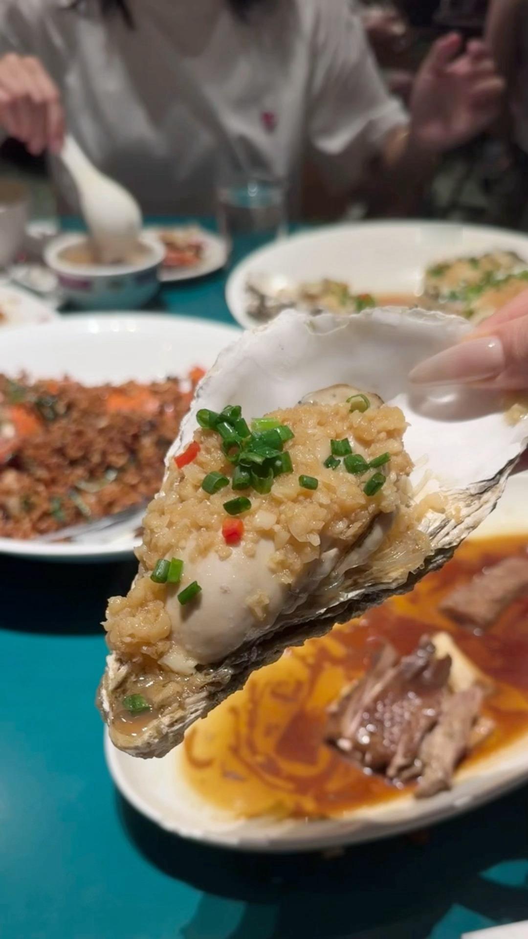大家今晚吃的什么呀？我忍住了没吃晚饭，但没忍住夜宵……[