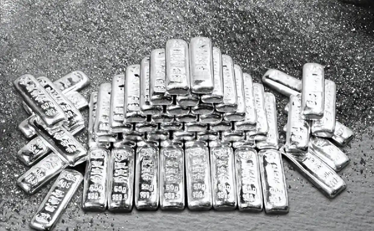 ☁从2026年1月1号开始，我国要对白银实施出口管制。目前我国白银的出口量