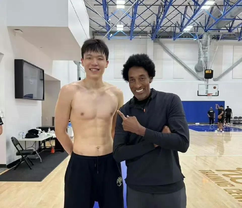 杨瀚森跟公牛名宿皮蓬合影，小杨这肌肉线条是真的不错，下功夫了！皮蓬给予杨瀚森很