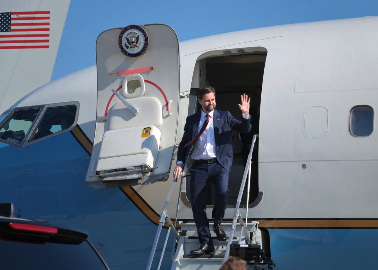 这一次很尴尬了，该怎么收场呢？伊朗还没有答应进行谈判，美国副总统万斯已经抵达