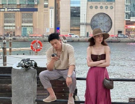 网友在迪拜偶遇钟楚曦和侯雯元。俊男靓女确实养眼。自从两人公开后，大大方方谈恋爱