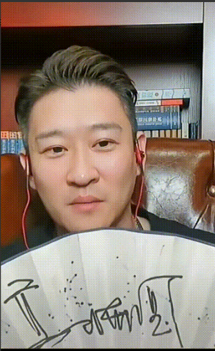 只有郭麒麟能做到！曹云金拿出之前在德云社的一把扇子，上面有6个人的签名，扬言现