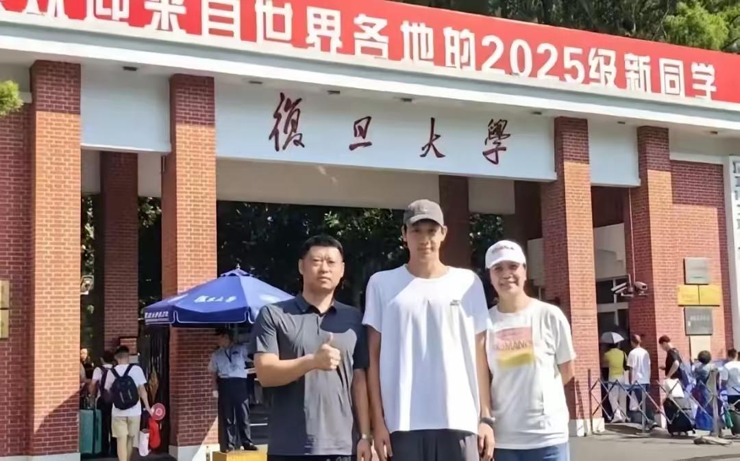 这是2025年张展硕父母送张展硕去复旦大学读书拍下的家庭温馨合影，一家人身高都很