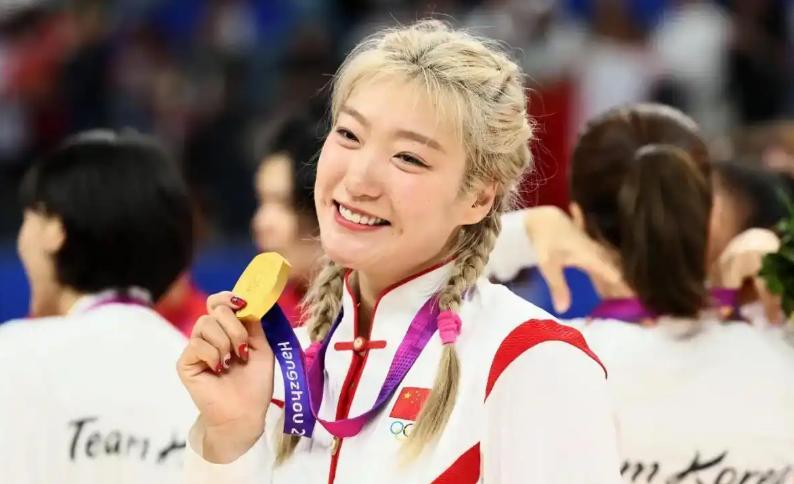 你根本不知道李梦的身体条件有多夸张。 李梦1米83的个头，体重90公斤，身上