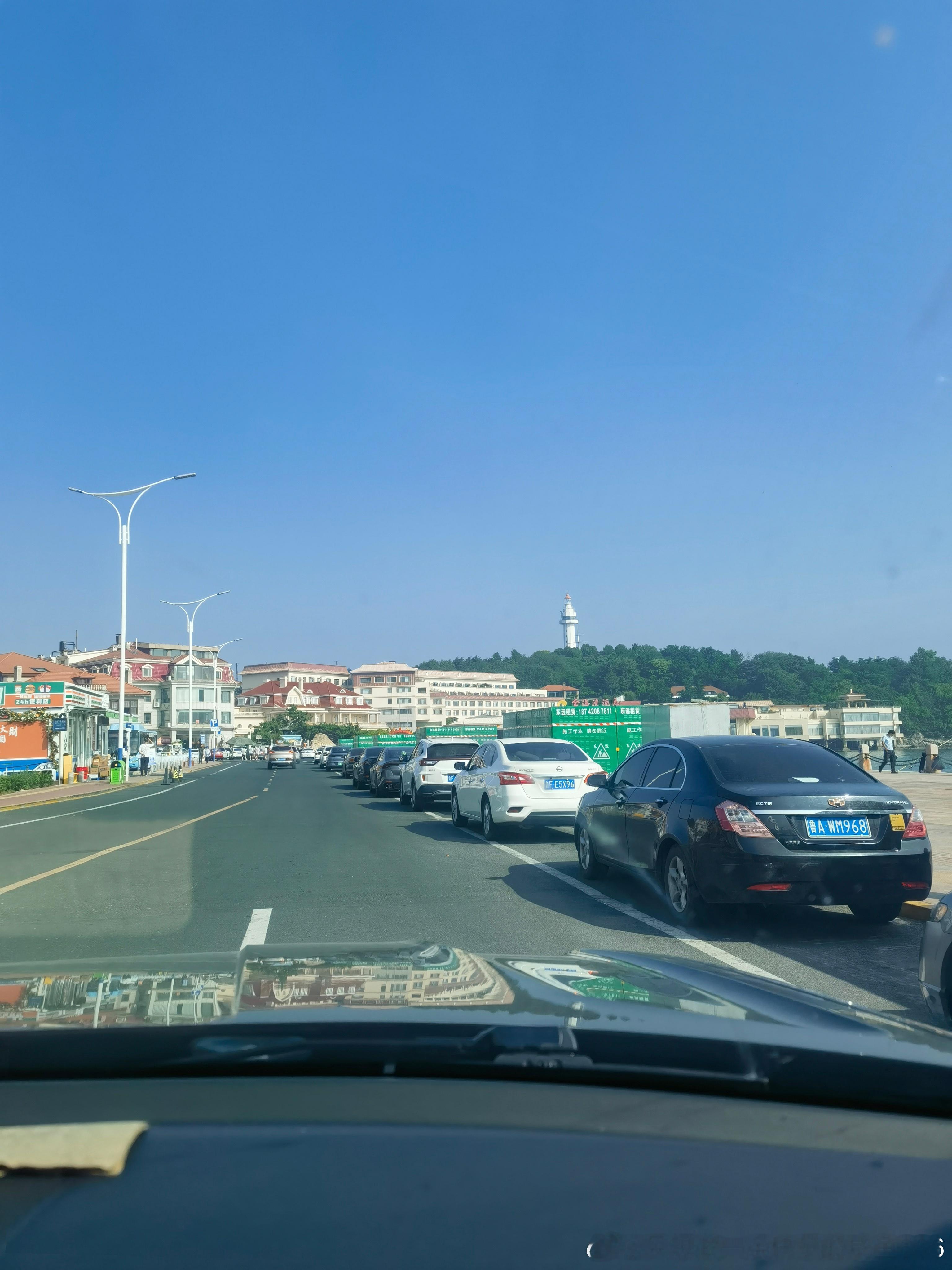 这么一大早的已经吃上了阳台上的早餐