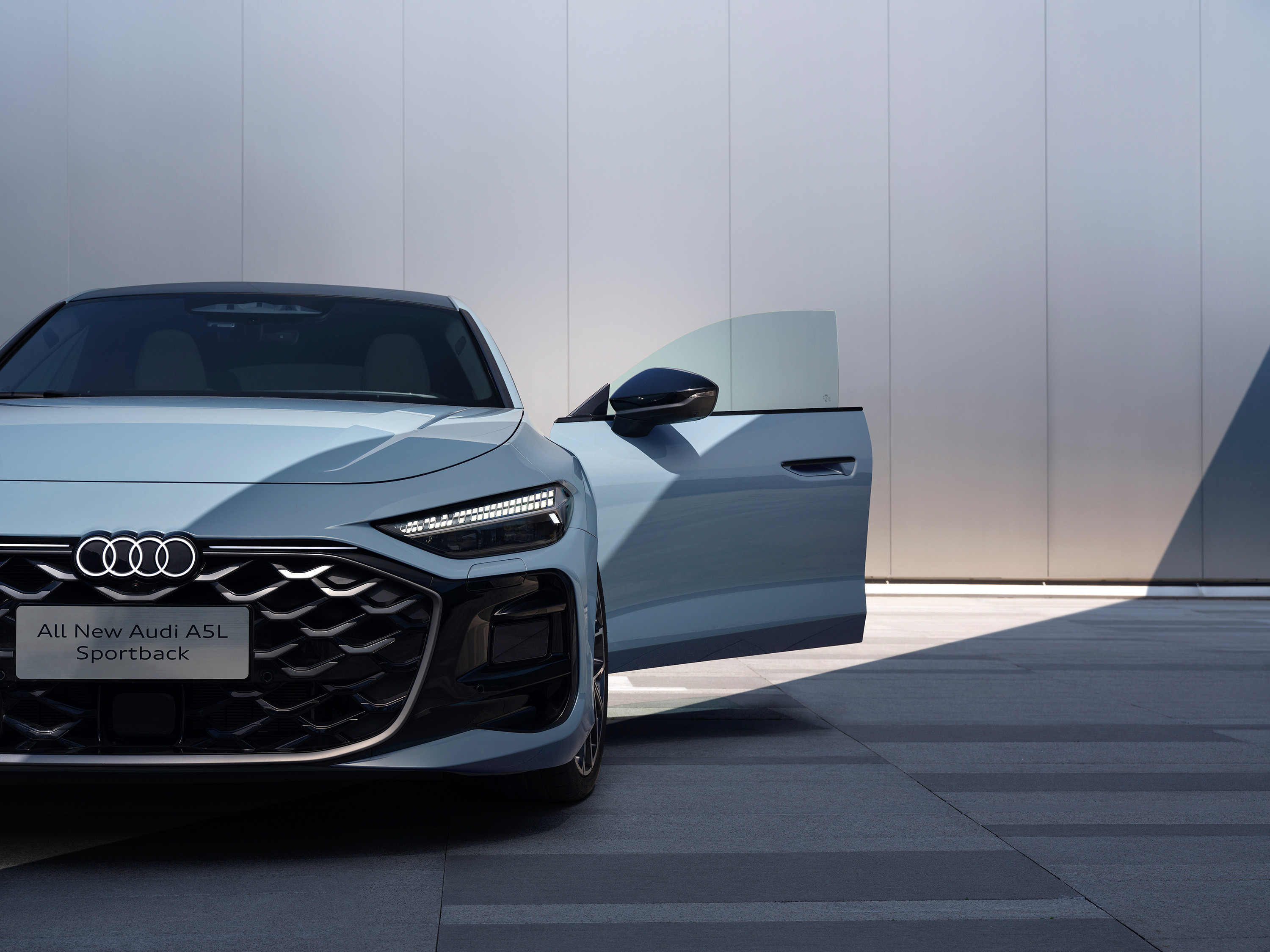 全新上汽奥迪A5LSportback继承经典溜背轿跑美学，并搭载第五代EA88
