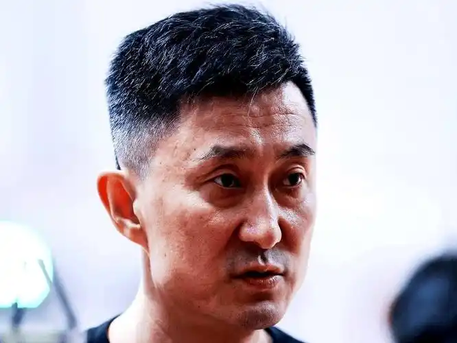 杜锋早把男篮看透了！惨败日本后球迷跪求他出山，他连理都不会理。为什么？因为放着广东篮协会长的实权不握