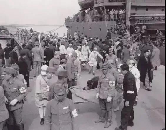 1946年夏天，《时事新报》的特派记者在上海港口采访“礼送”战俘工作，发现不少日