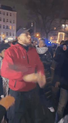 这就是欧洲发达国家有意思的一个地方！比如在德国柏林，一些穆斯林移民在街头游行，由