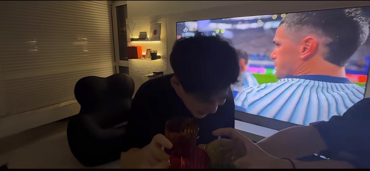 酒菜们过年了！苏醒在微博搞了个语音直播评球，结果被耳朵尖的网友当场识破——他根本