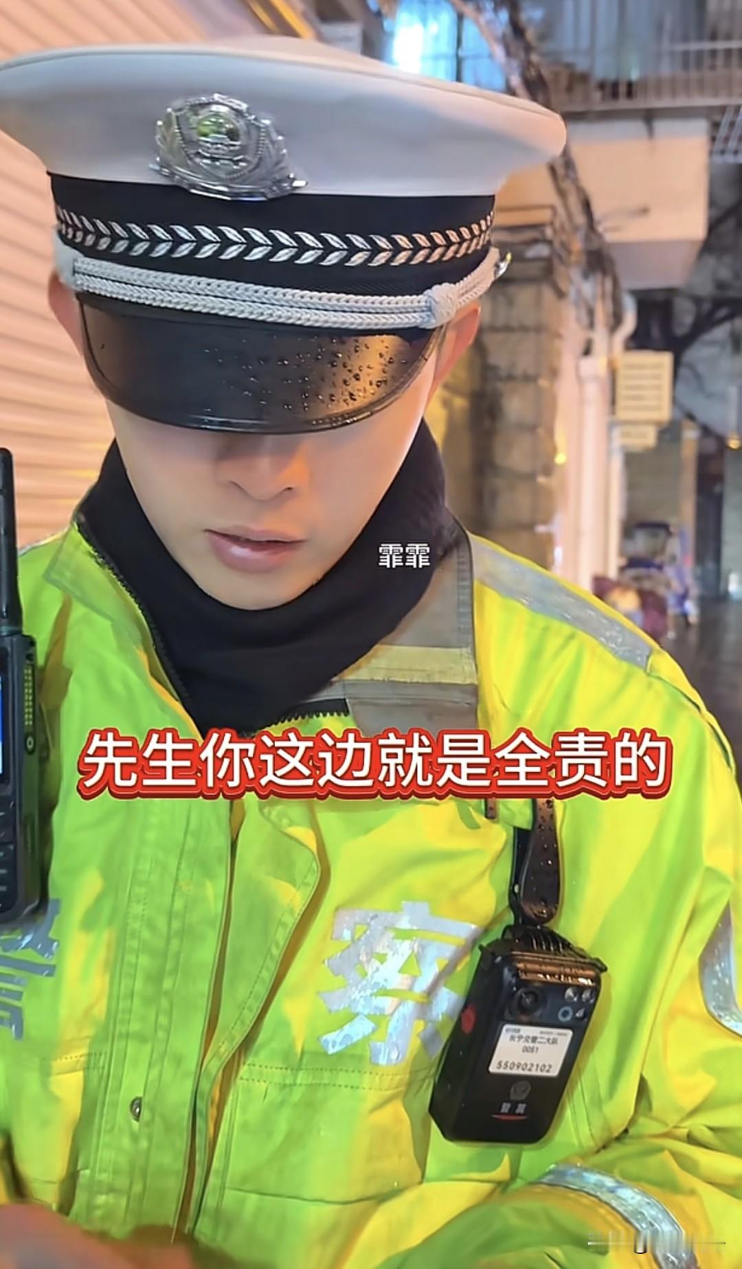 “没理搅三分！”上海，男子晚上过马路，有斑马线他不走，直接横穿马路，被车撞上，交