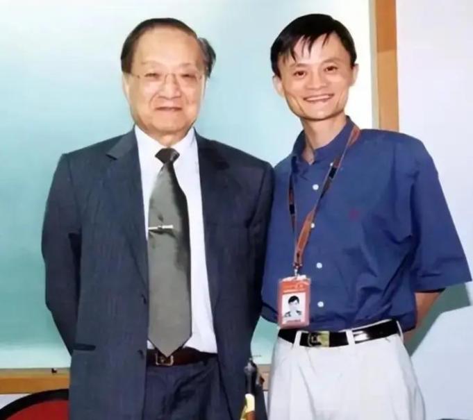 2000年7月29日，马云在香港镛记酒家第一次见到偶像金庸，激动的他拿出提前买的