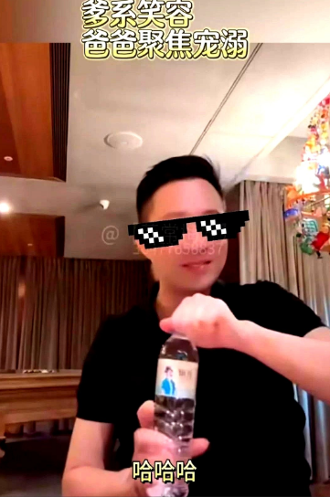 小玥儿出现在汪小菲的视频里了，不过好有爱，汪小菲喊着玥儿来拿水喝，小玥儿也不惯着