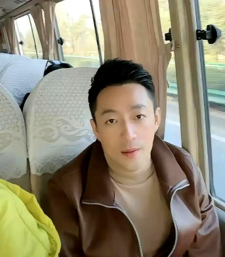 汪小菲怕娃成“小炮仗”11月直播他掰指一算，预产期落水瓶段，脸当场垮。弹