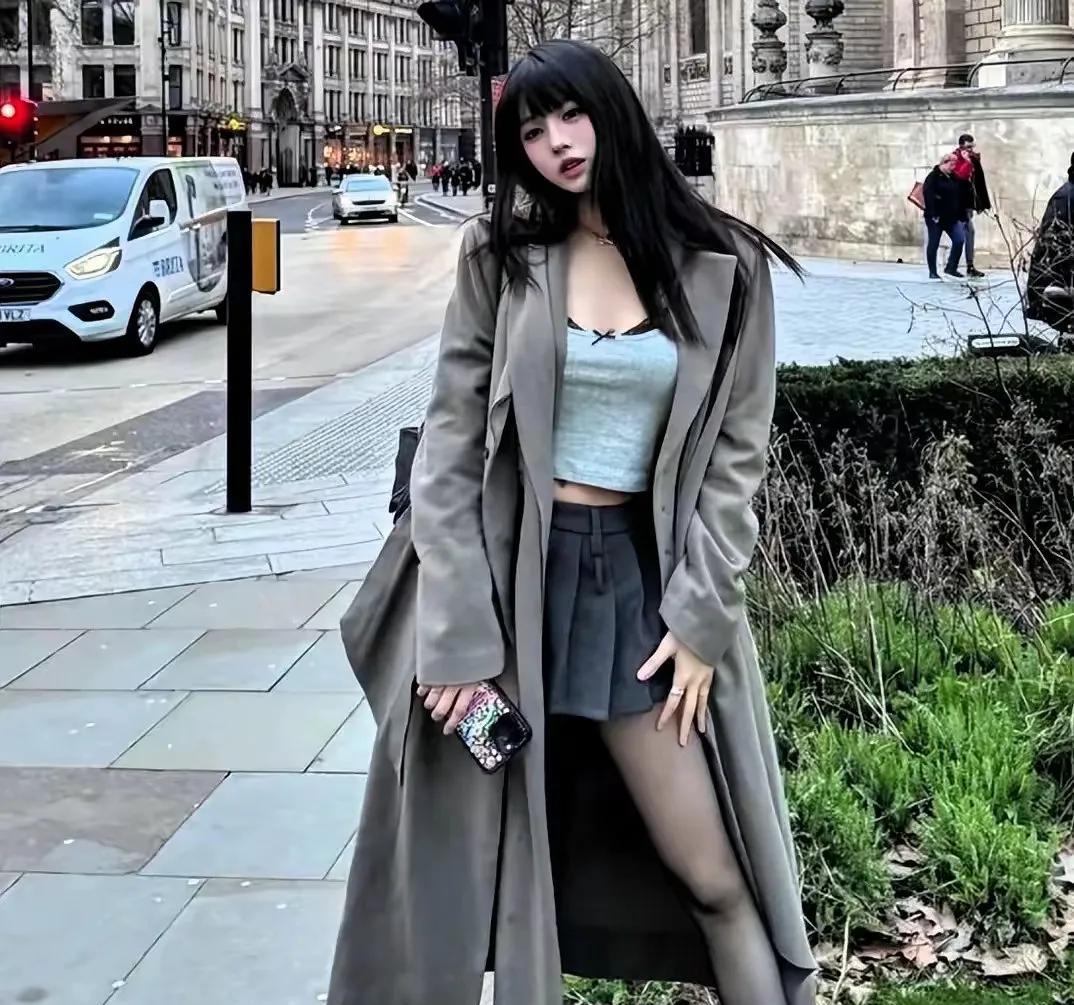 汪峰大女儿汪曼熙国外留学照妖艳性感，莫非是要进军网红圈？