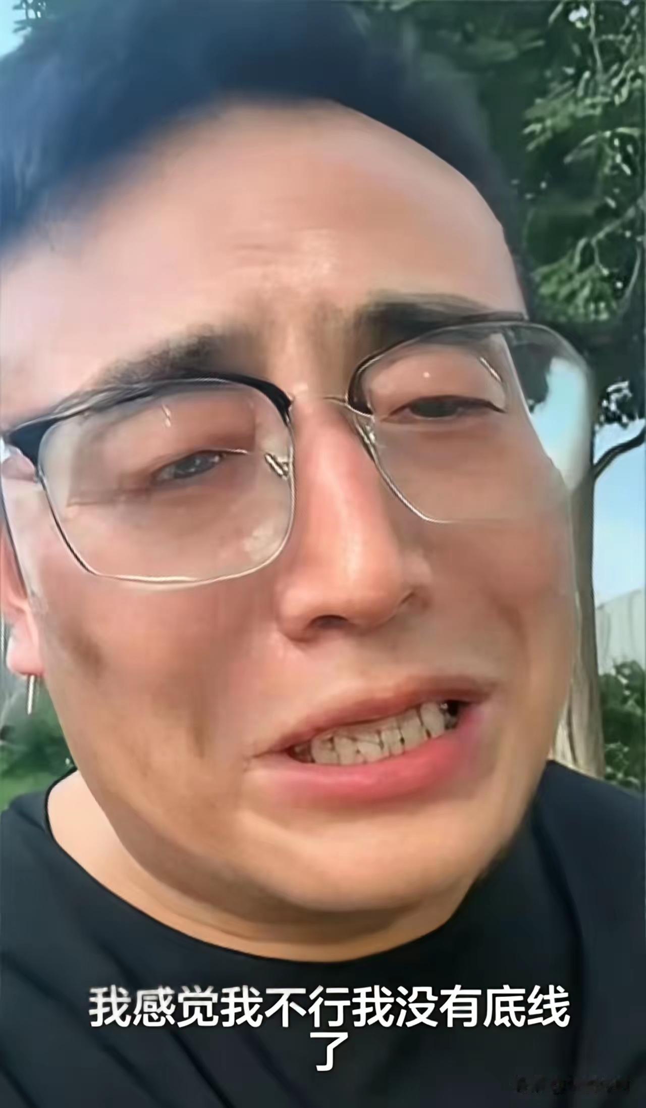 一个大男人，为啥哭唧唧？80后老男人，排队2小时领免费鸡蛋。说着说着，泪流满面