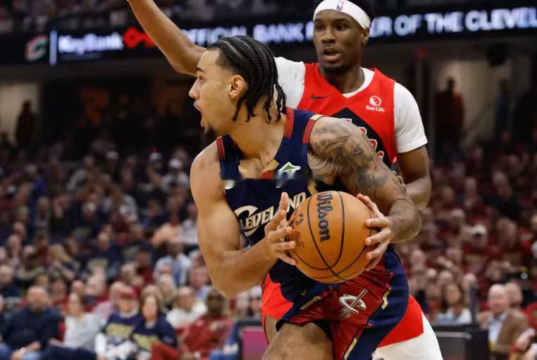 骑士锋线新星杰伦-泰森在常规赛阶段表现相当不错，三分命中率高达44.6%，是全联