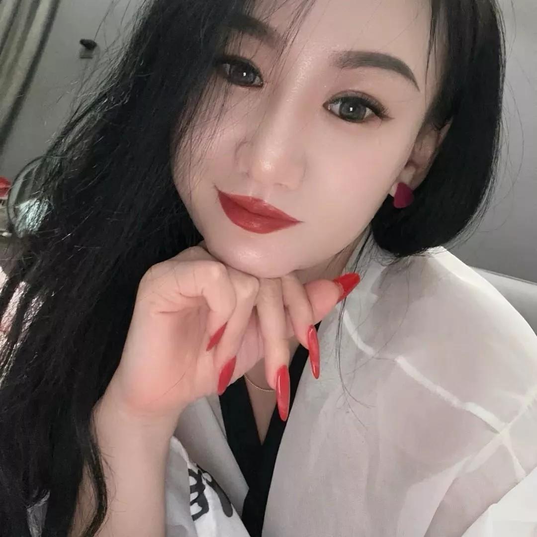 红唇甜美，黑发飘逸，白皙肌肤如瓷，精致妆容引人注目。黑发红唇女神红唇美人照逆